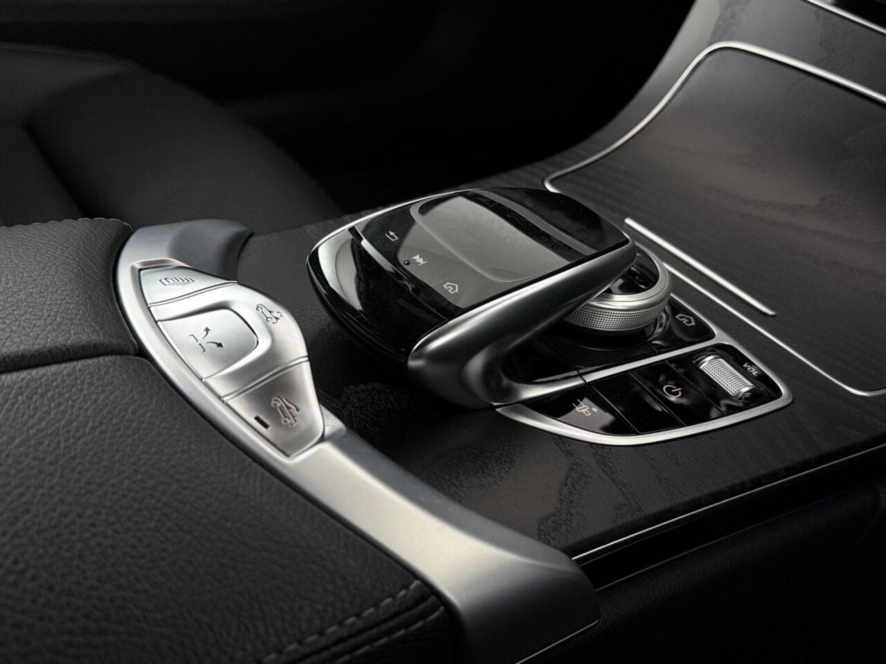 Mercedes-Benz C Class thumbnail Interior Front