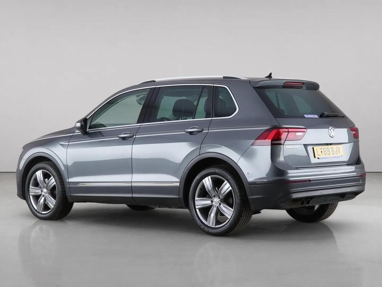 Volkswagen Tiguan thumbnail Rear Left