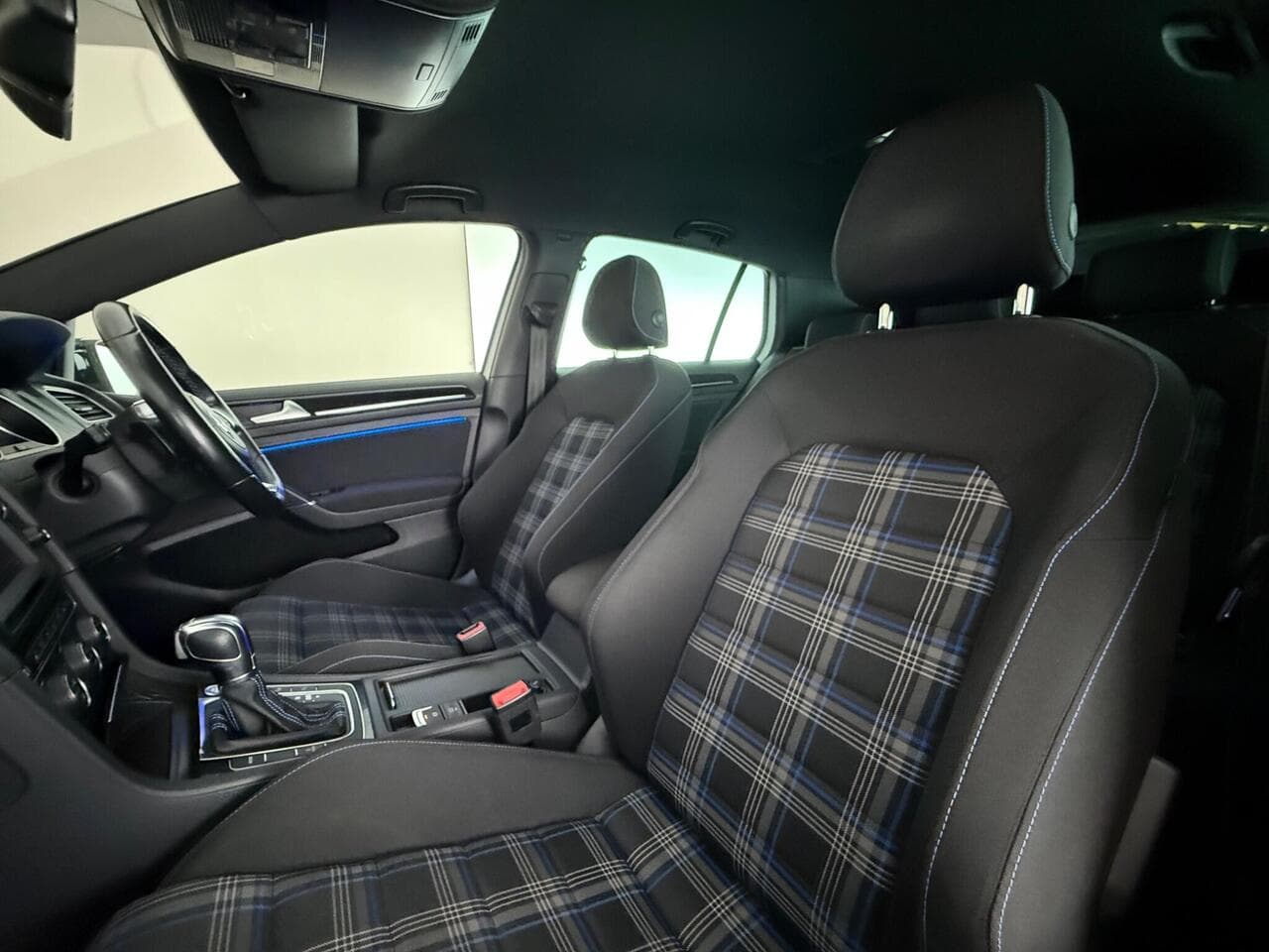 Volkswagen Golf thumbnail Seat Front Passenger