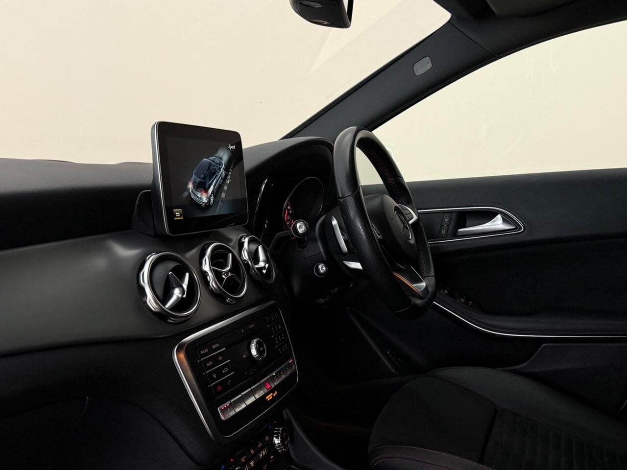 Mercedes-Benz GLA thumbnail Interior Front