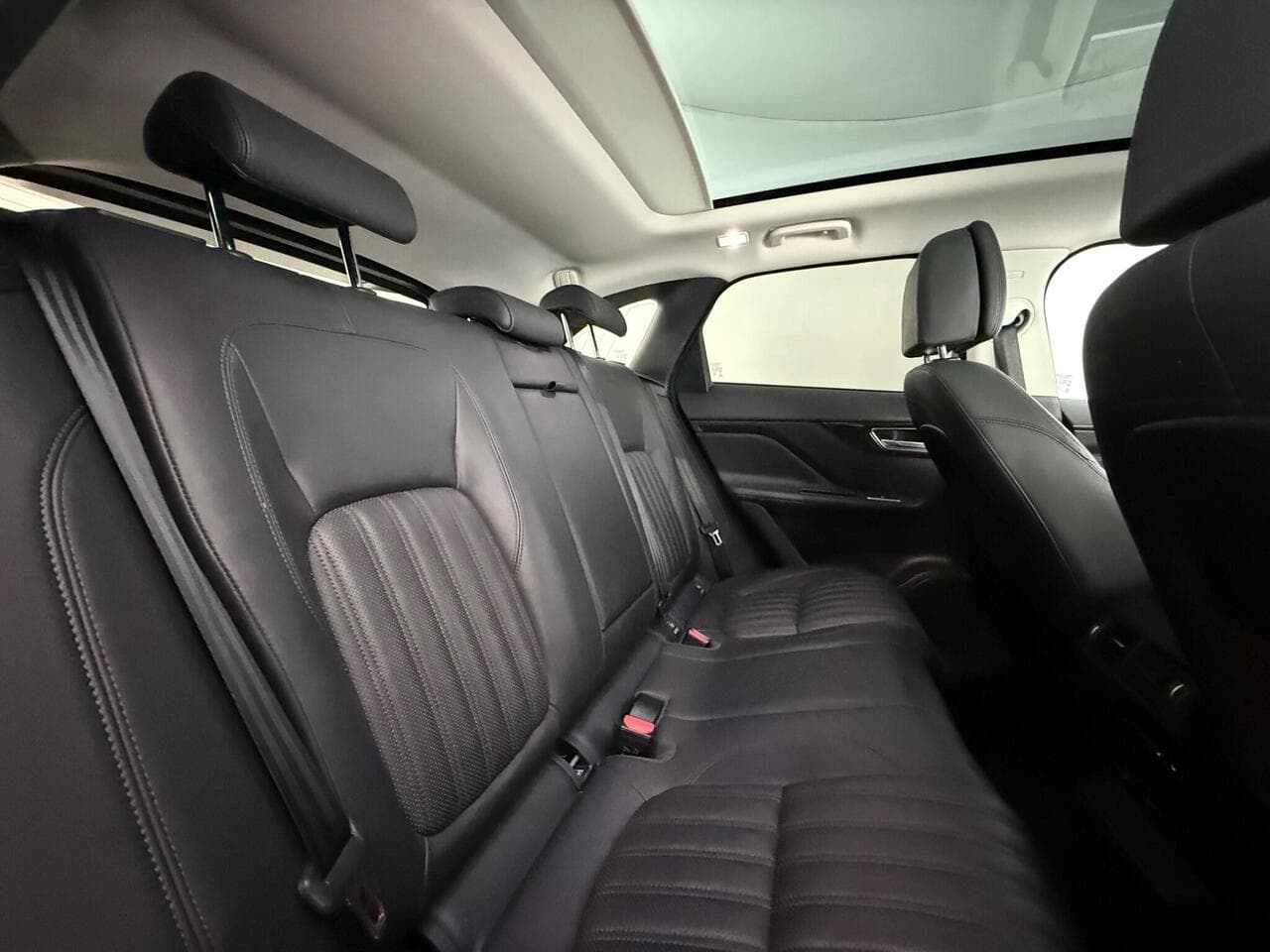 Jaguar F-PACE thumbnail Seats Rear