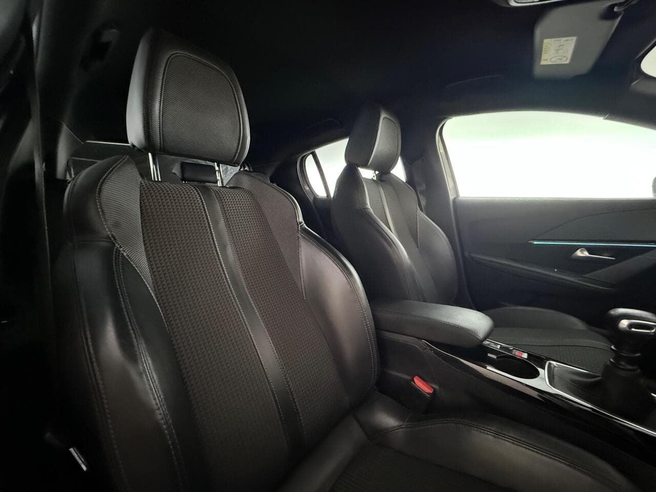 Peugeot 208 thumbnail Seat Driver