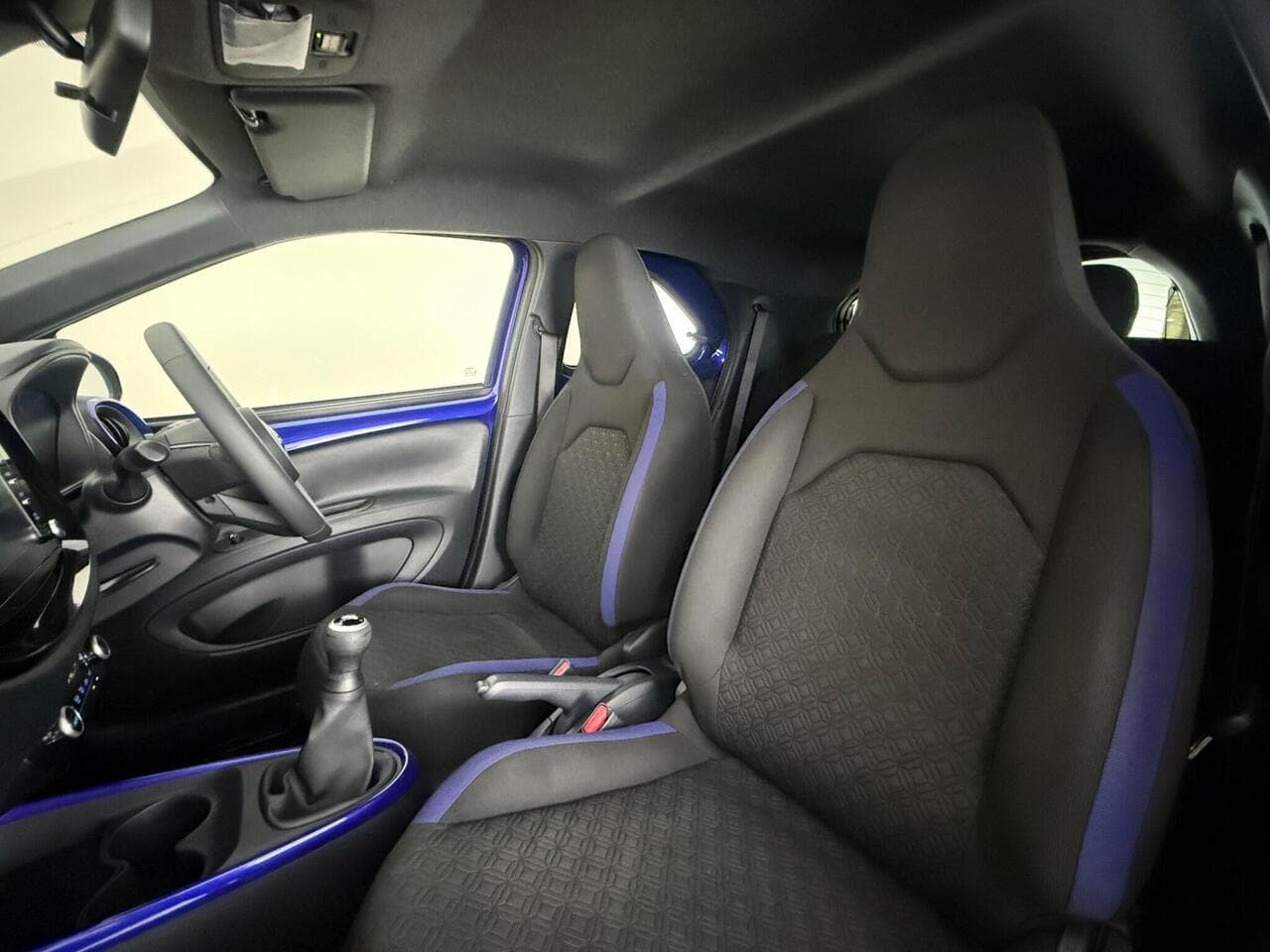 Toyota Aygo X thumbnail Seat Front Passenger