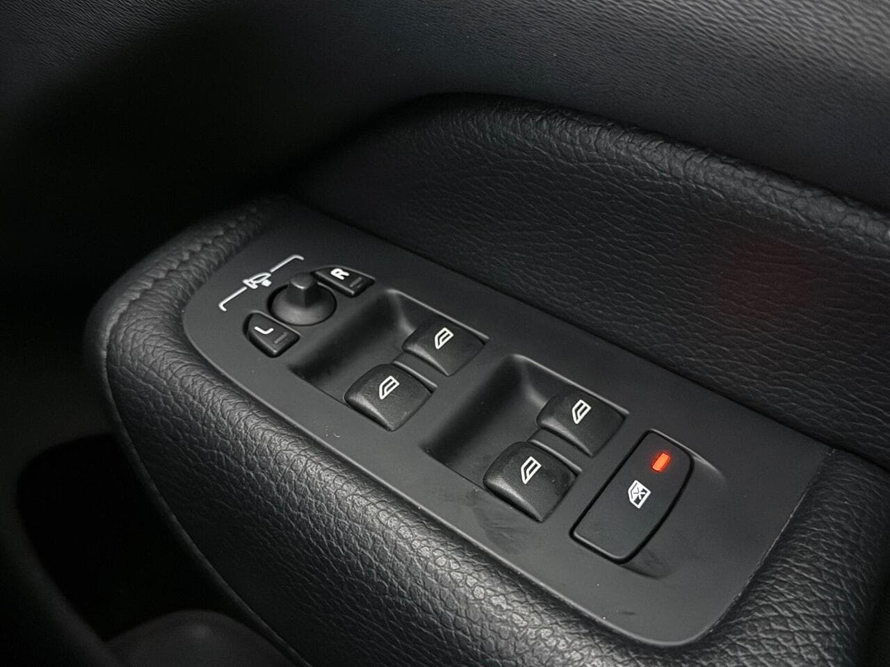 Volvo XC60 thumbnail Misc Controls