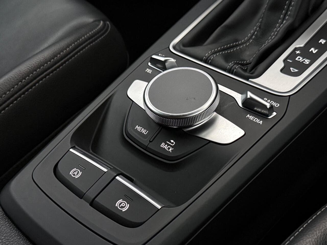Audi Q2 thumbnail Misc Controls