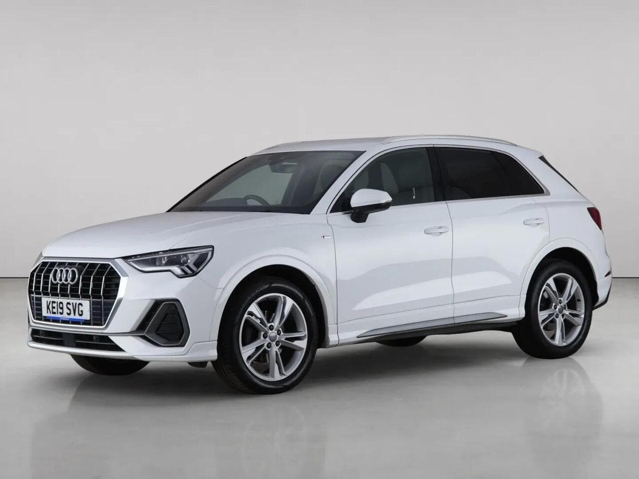 Audi Q3 thumbnail Front Left