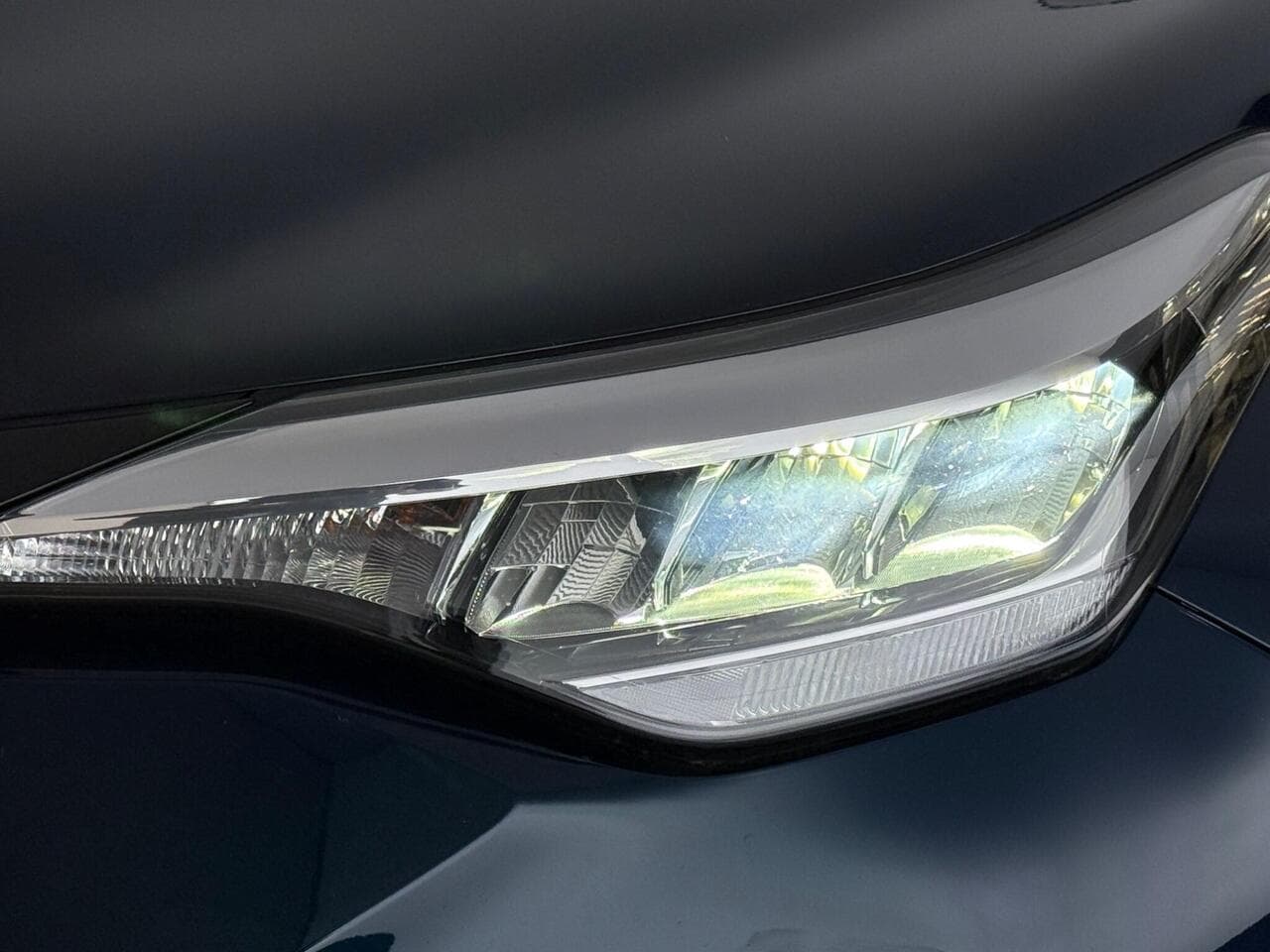 Toyota C-HR thumbnail Lights Front