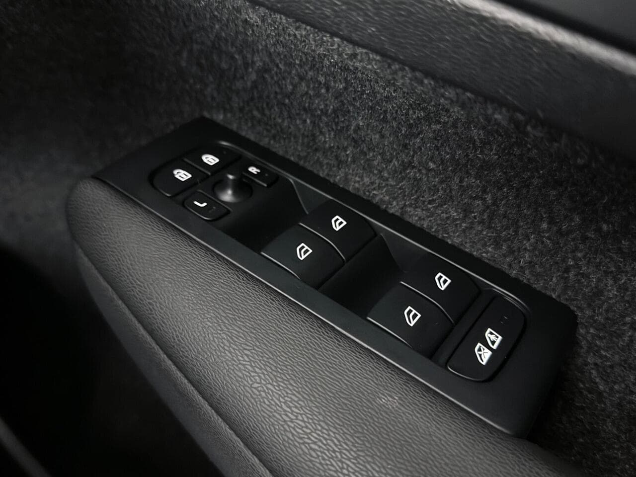 Volvo XC40 thumbnail Misc Controls
