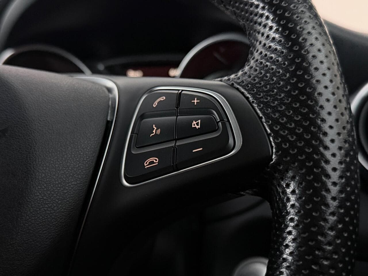 Mercedes-Benz GLA thumbnail Misc Controls