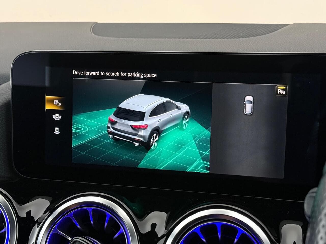 Mercedes-Benz GLA thumbnail Infotainment System