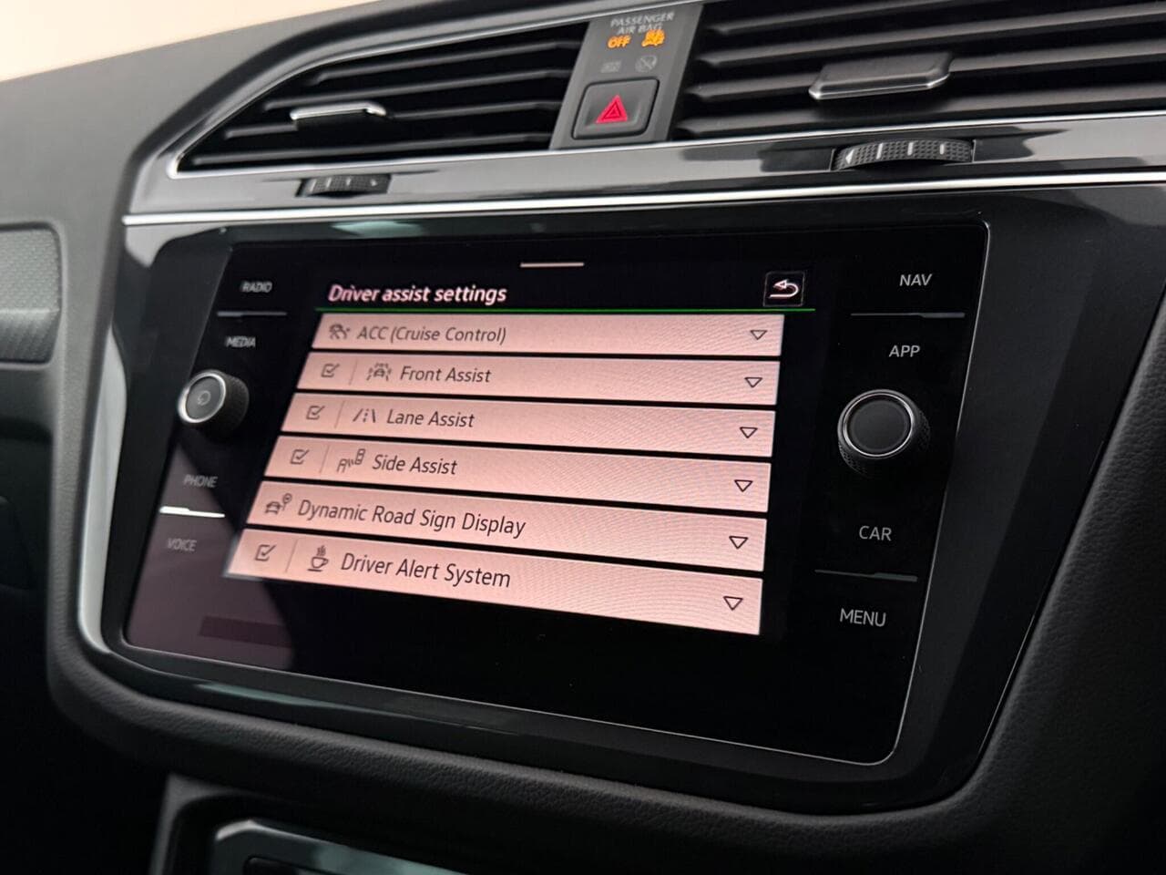 Volkswagen Tiguan thumbnail Infotainment System
