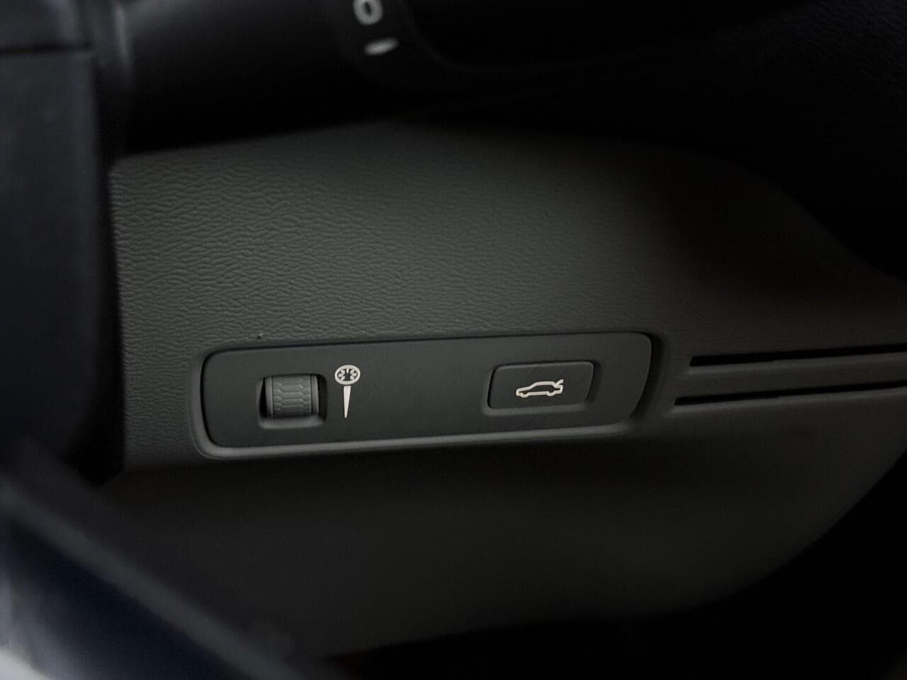 Volvo XC40 thumbnail Misc Controls