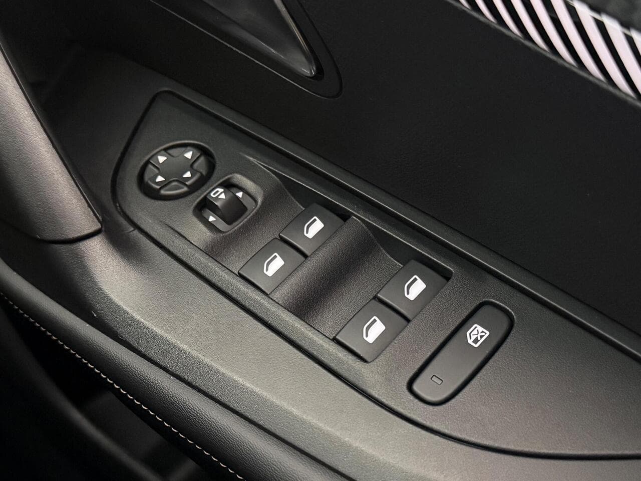 Peugeot 2008 thumbnail Misc Controls