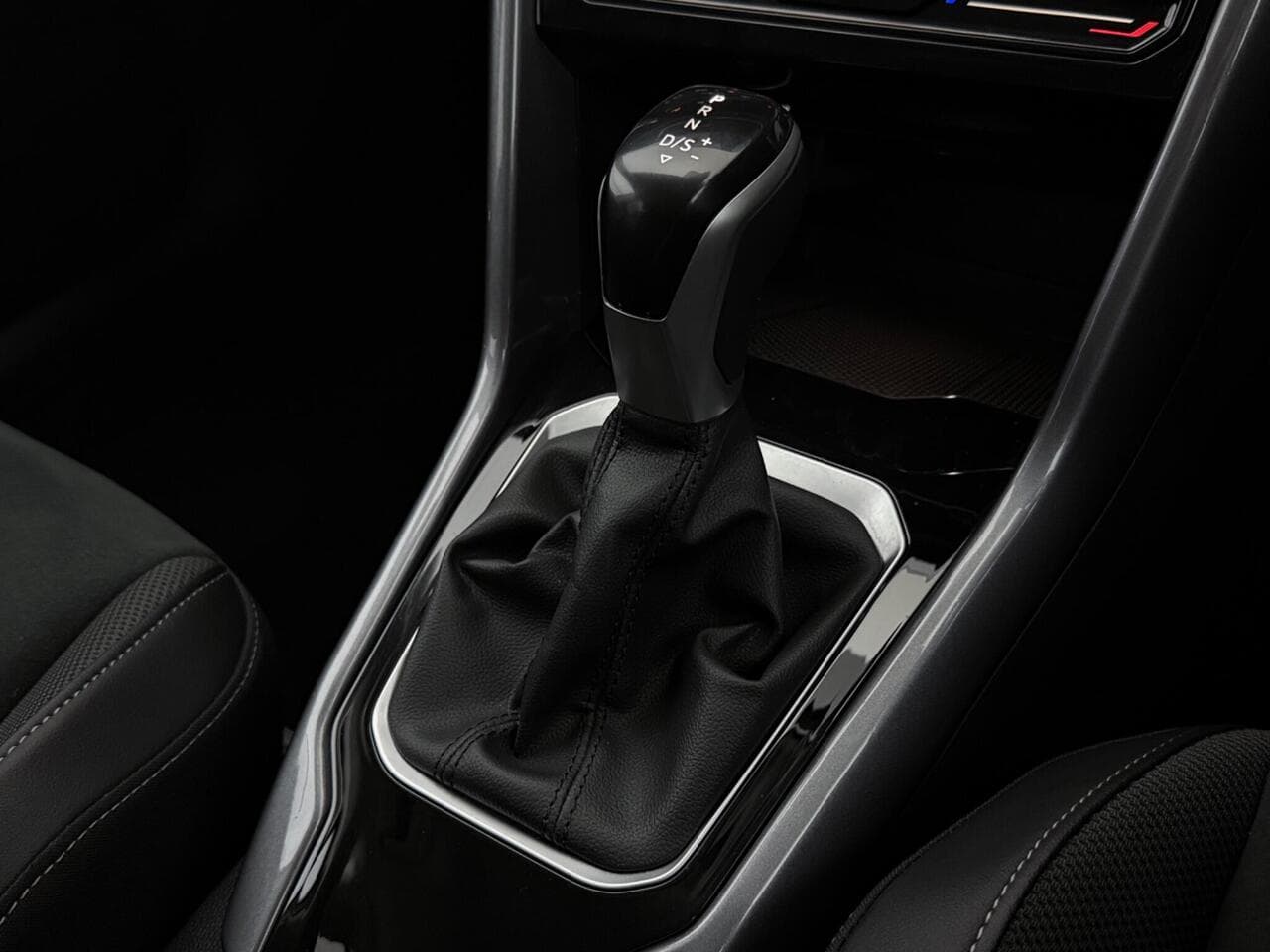 Volkswagen T-Roc thumbnail Interior Front