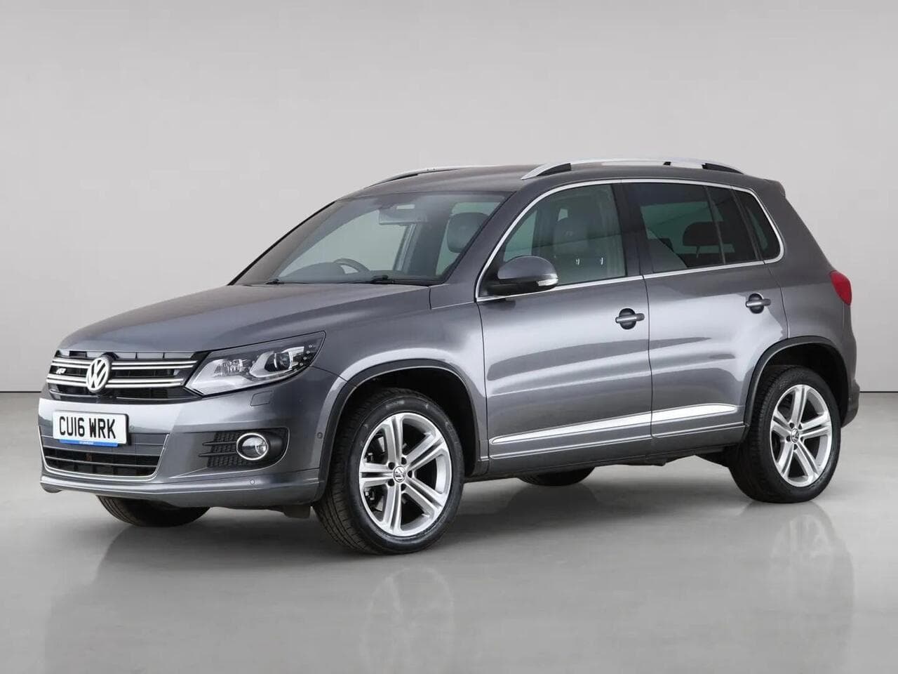 Volkswagen Tiguan thumbnail Front Left