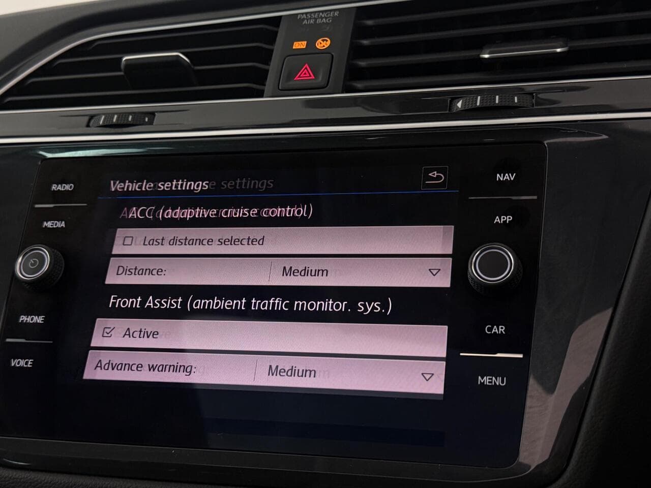 Volkswagen Tiguan thumbnail Infotainment System