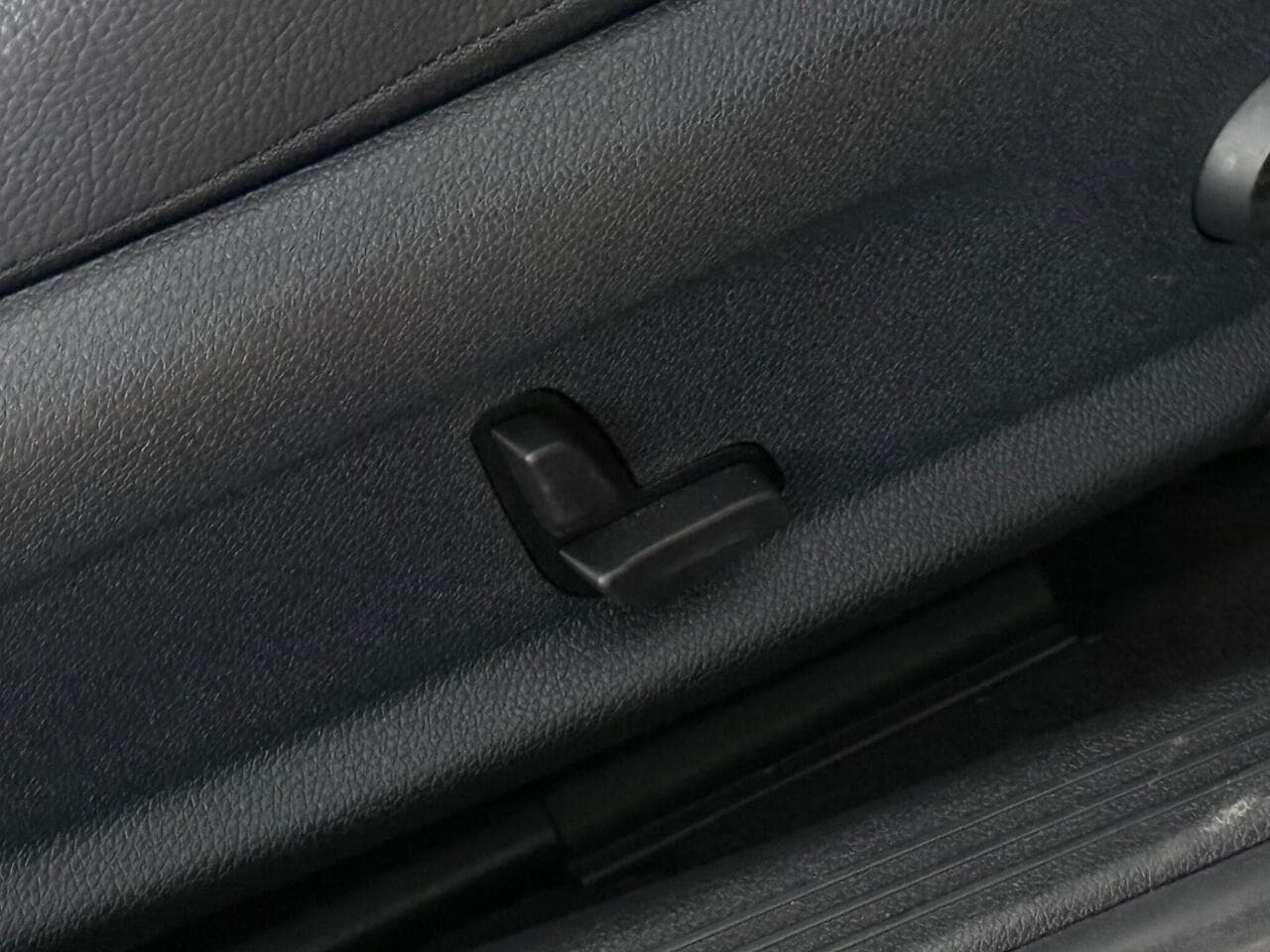 Mercedes-Benz C Class thumbnail Misc Controls