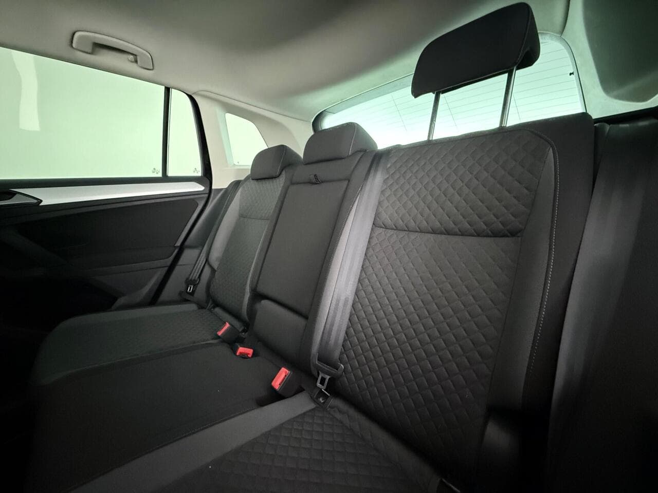 Volkswagen Tiguan thumbnail Seats Rear