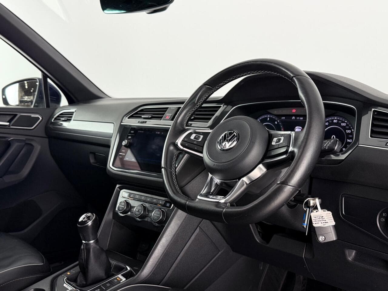Volkswagen Tiguan thumbnail Interior Front