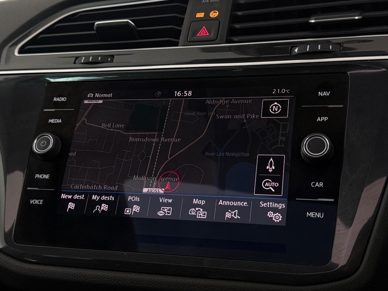 Volkswagen Tiguan thumbnail Infotainment System