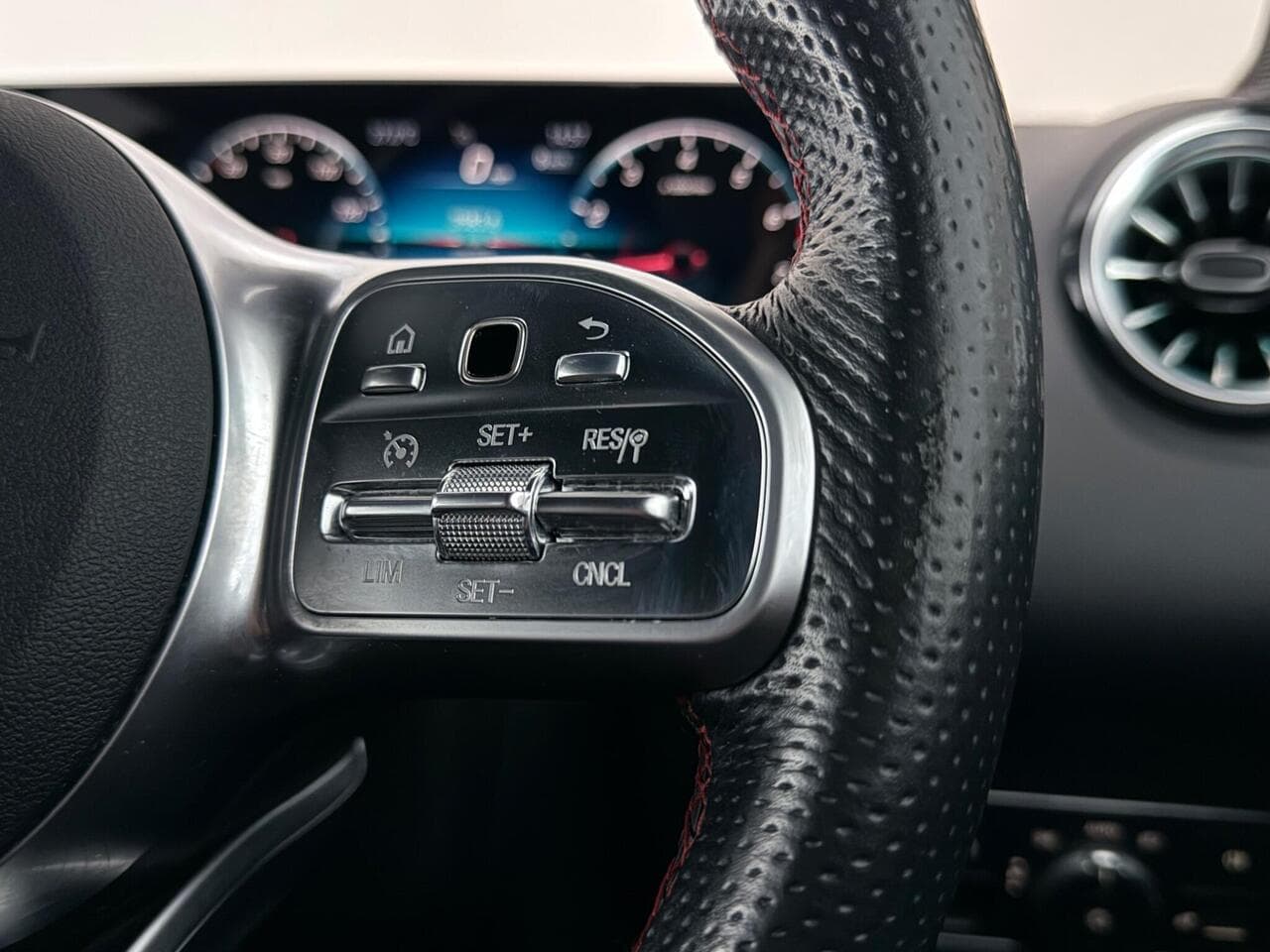 Mercedes-Benz GLB thumbnail Misc Controls