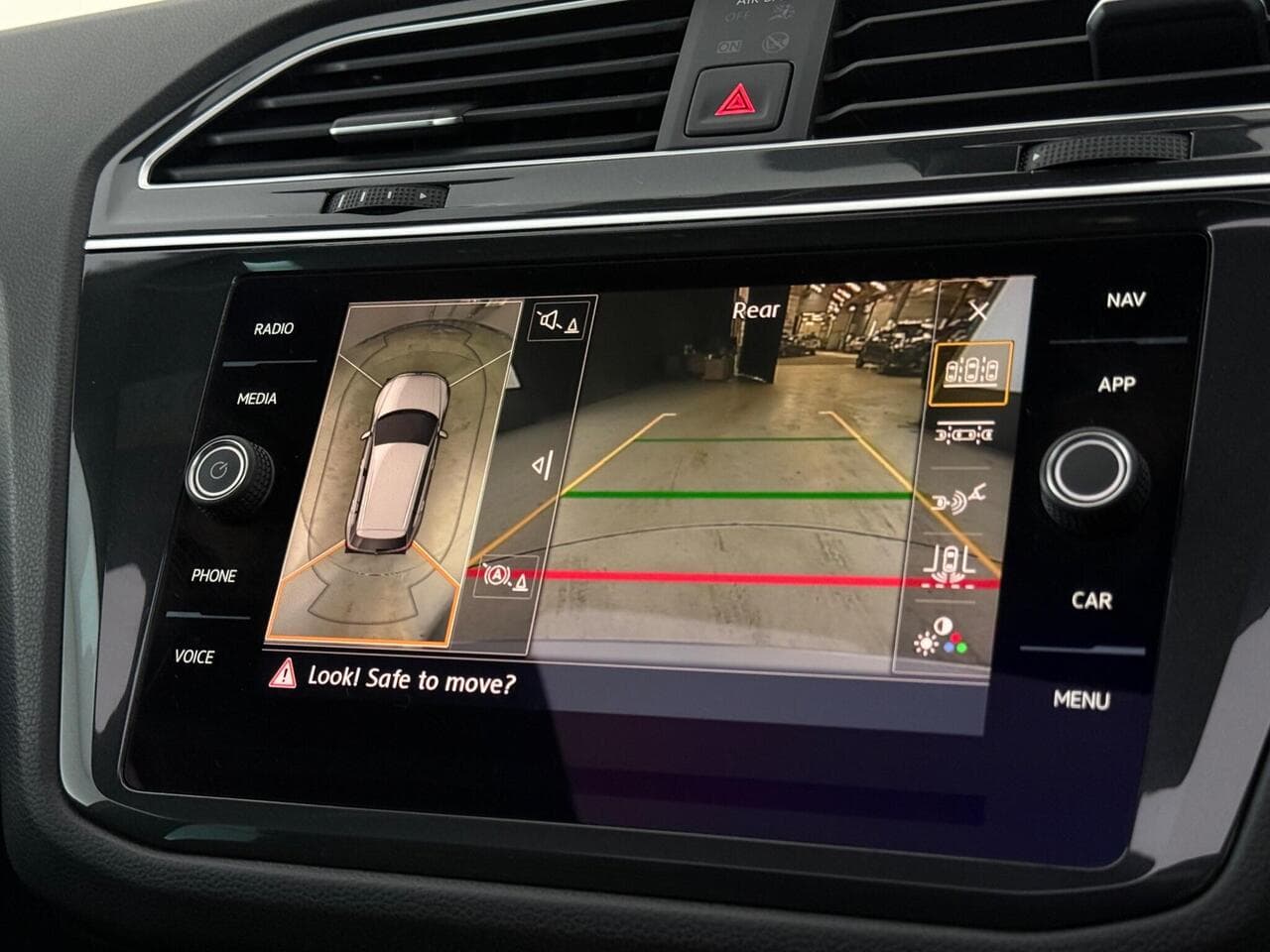 Volkswagen Tiguan thumbnail Infotainment System