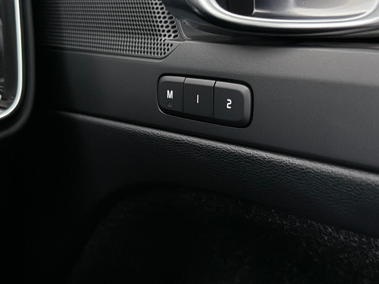 Volvo XC40 thumbnail Misc Controls