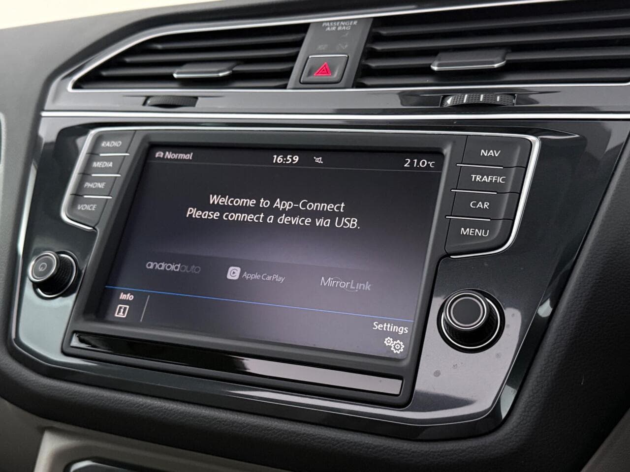 Volkswagen Tiguan thumbnail Infotainment System