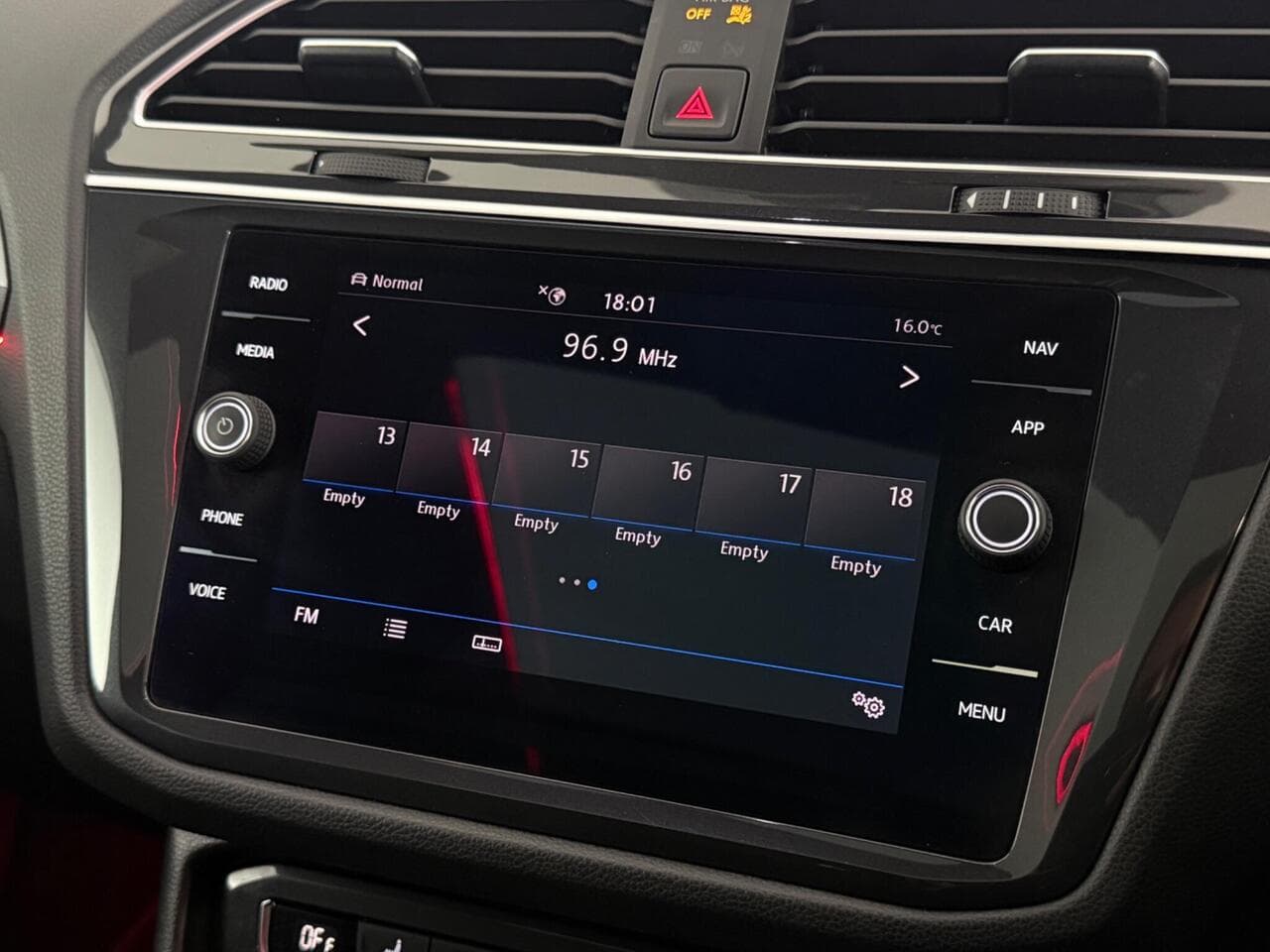 Volkswagen Tiguan thumbnail Infotainment System