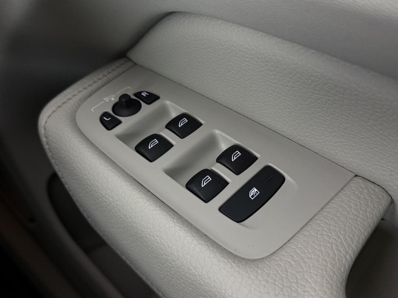 Volvo XC60 thumbnail Misc Controls