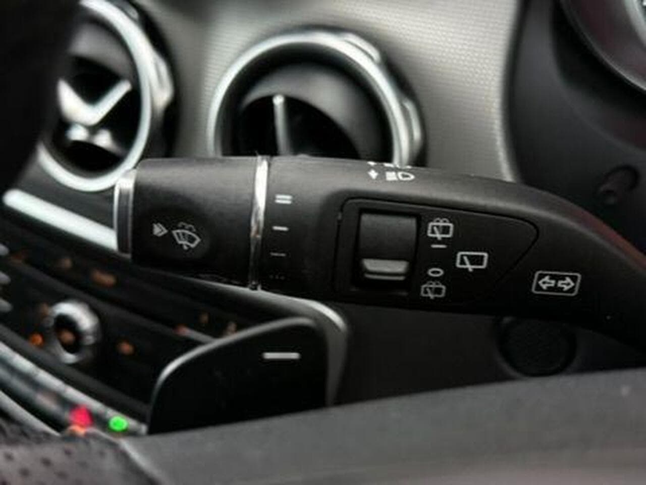 Mercedes-Benz GLA thumbnail Misc Controls