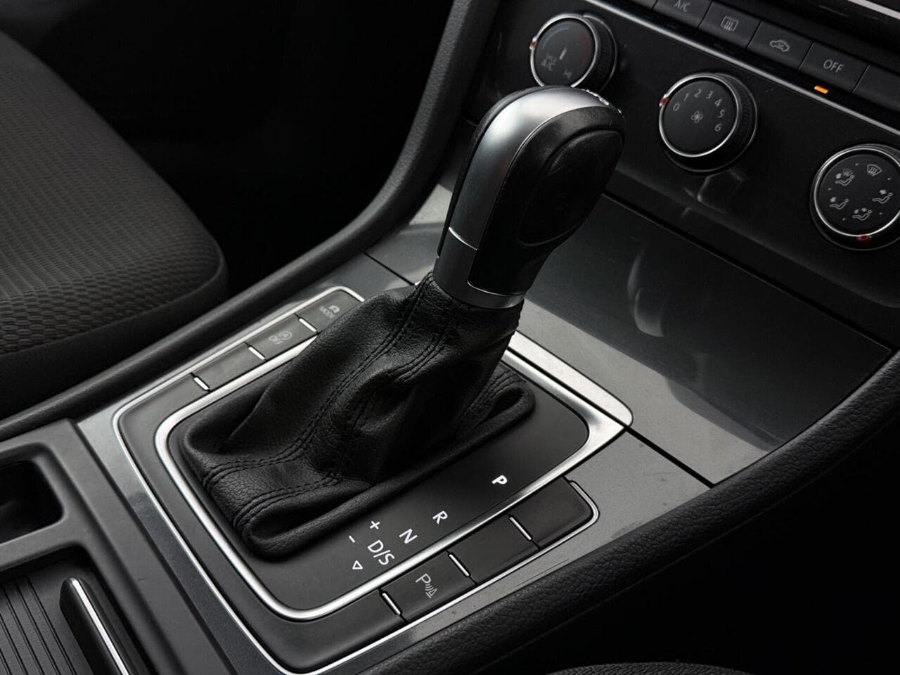 Volkswagen Golf thumbnail Interior Front