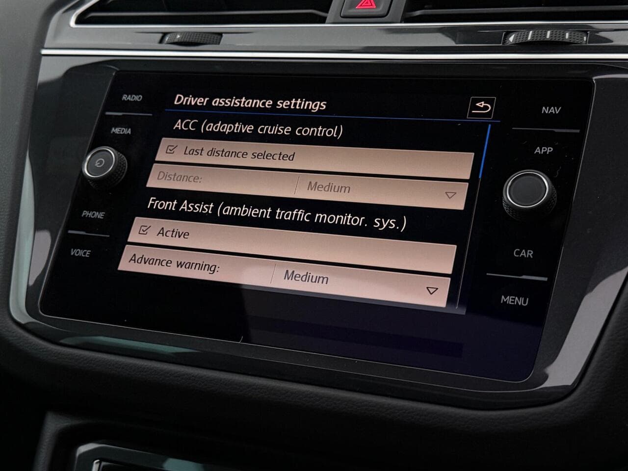 Volkswagen Tiguan thumbnail Infotainment System