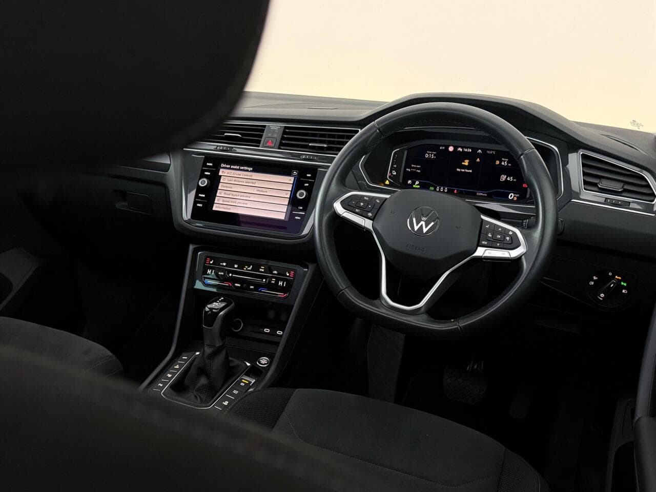 Volkswagen Tiguan thumbnail Interior Front