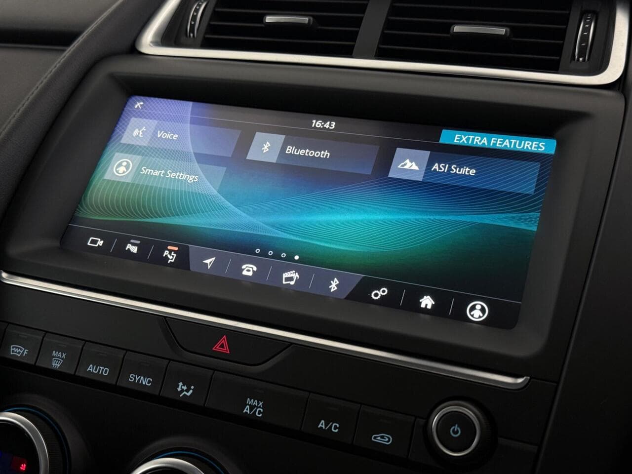 Jaguar E-PACE thumbnail Infotainment System