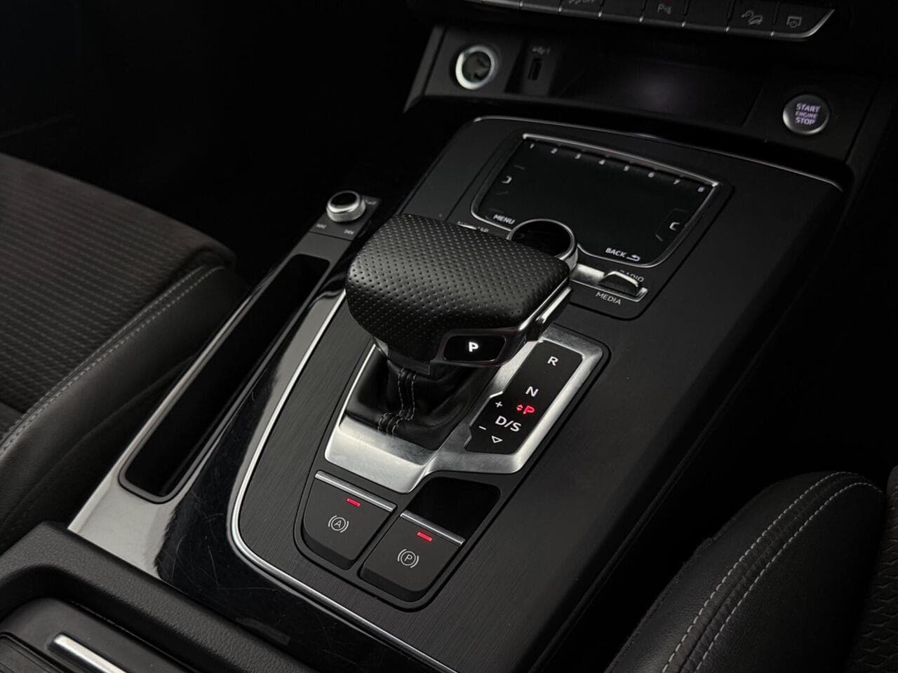 Audi Q5 thumbnail Interior Front
