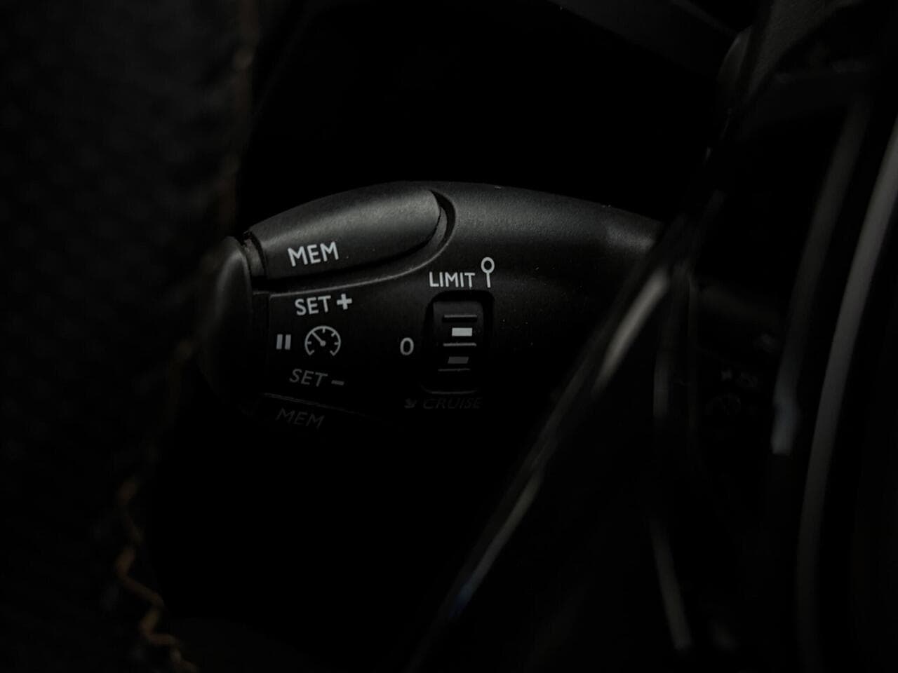 Peugeot 5008 thumbnail Misc Controls