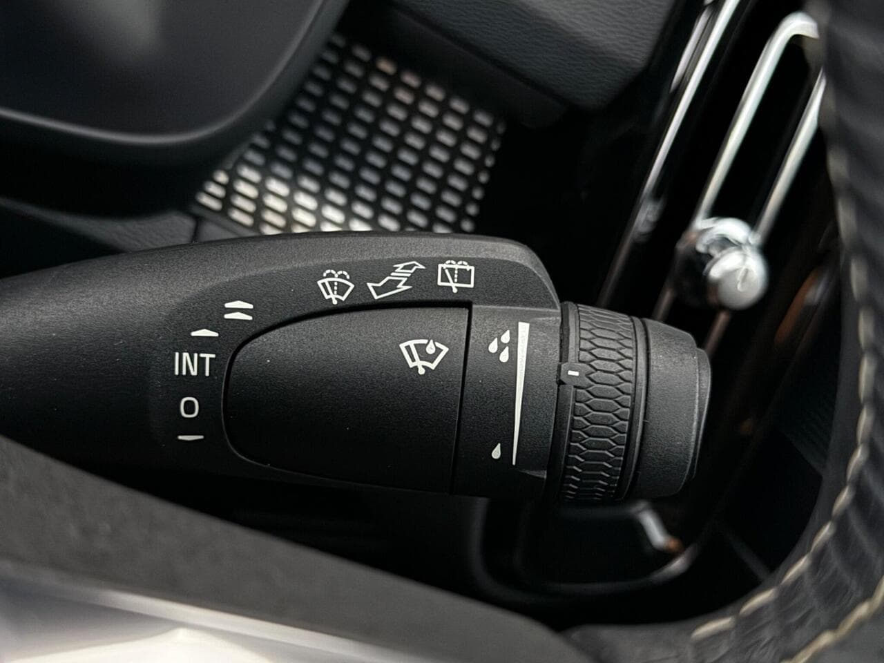 Volvo XC40 thumbnail Misc Controls