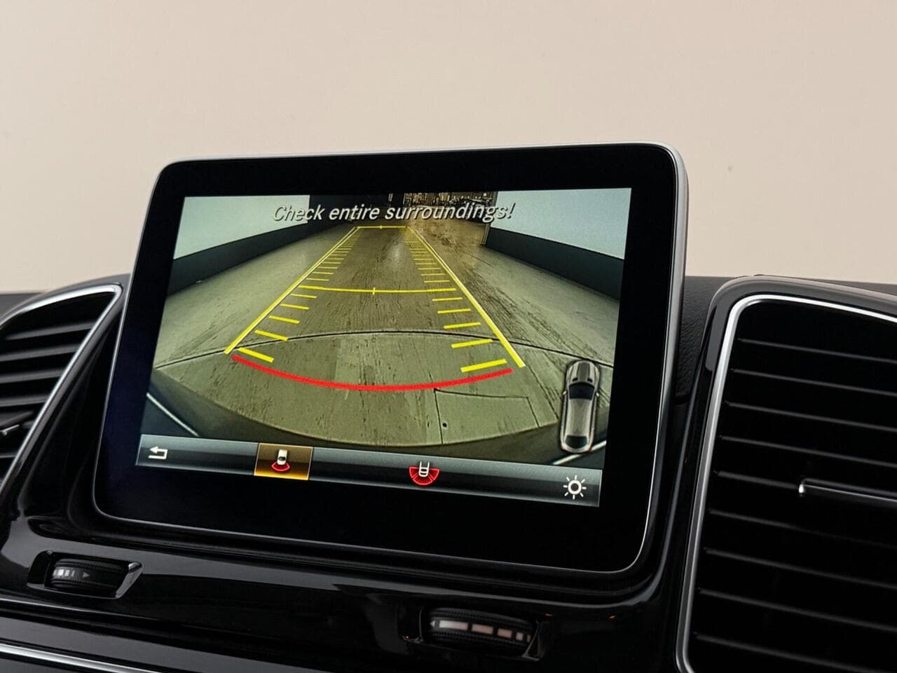 Mercedes-Benz GLE thumbnail Infotainment System