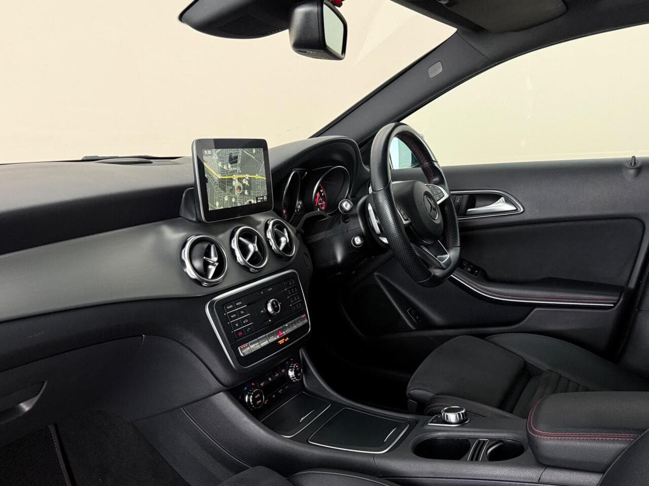 Mercedes-Benz GLA thumbnail Interior Front
