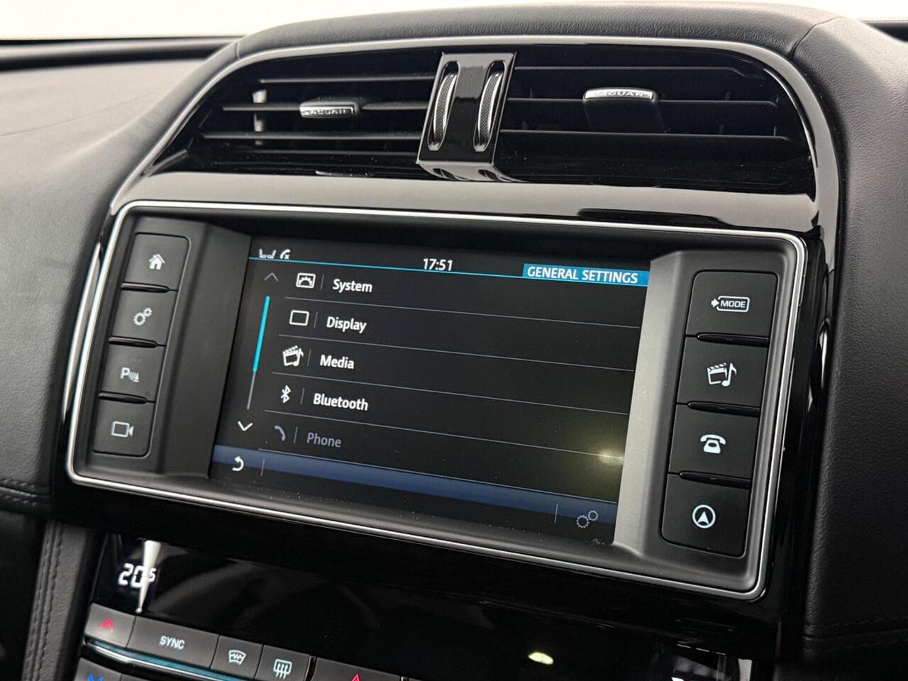 Jaguar F-PACE thumbnail Infotainment System
