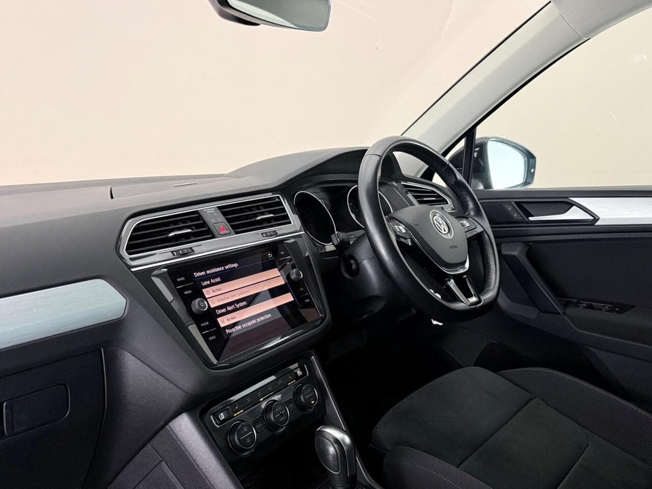 Volkswagen Tiguan thumbnail Interior Front