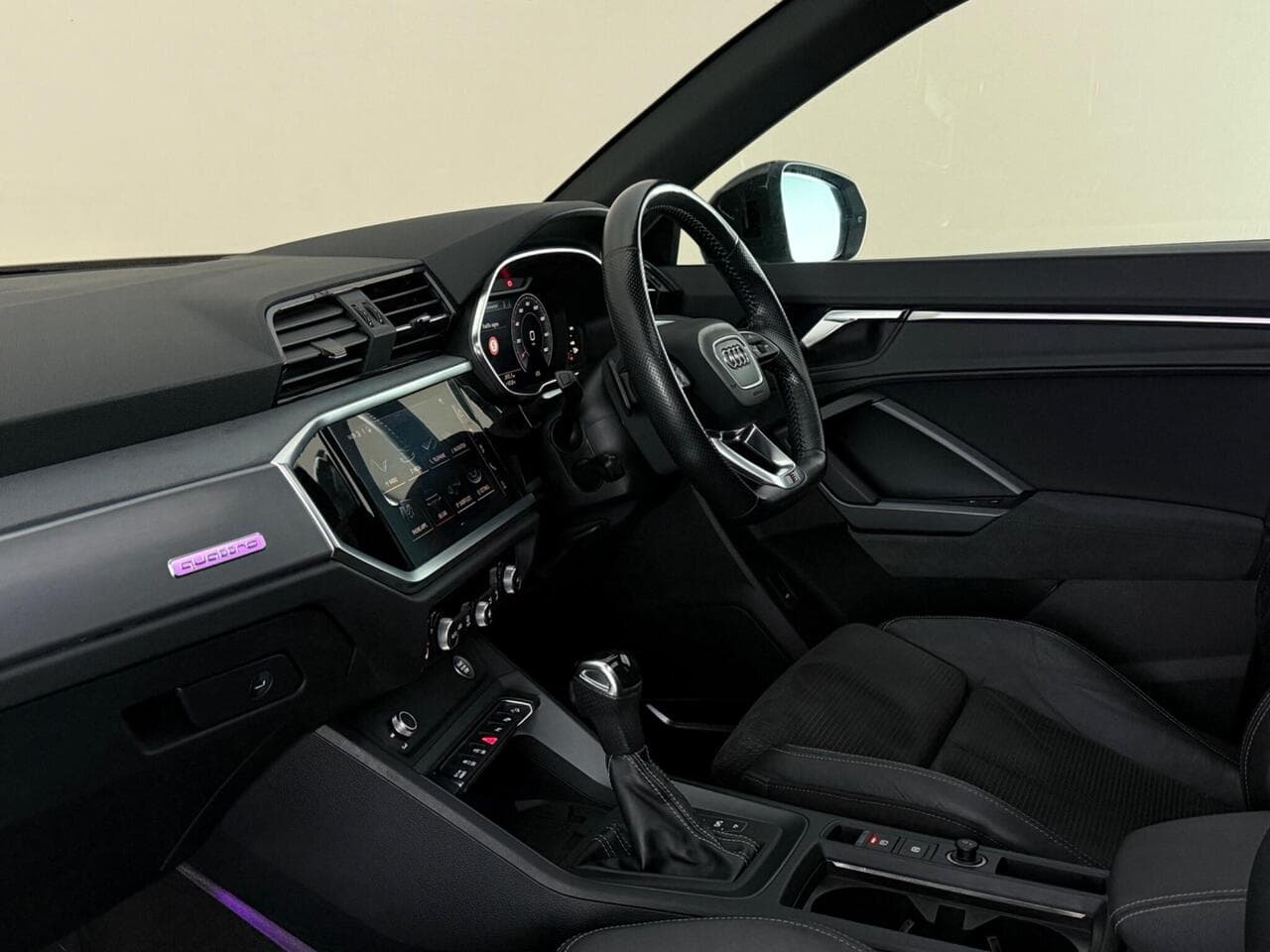 Audi Q3 thumbnail Interior Front