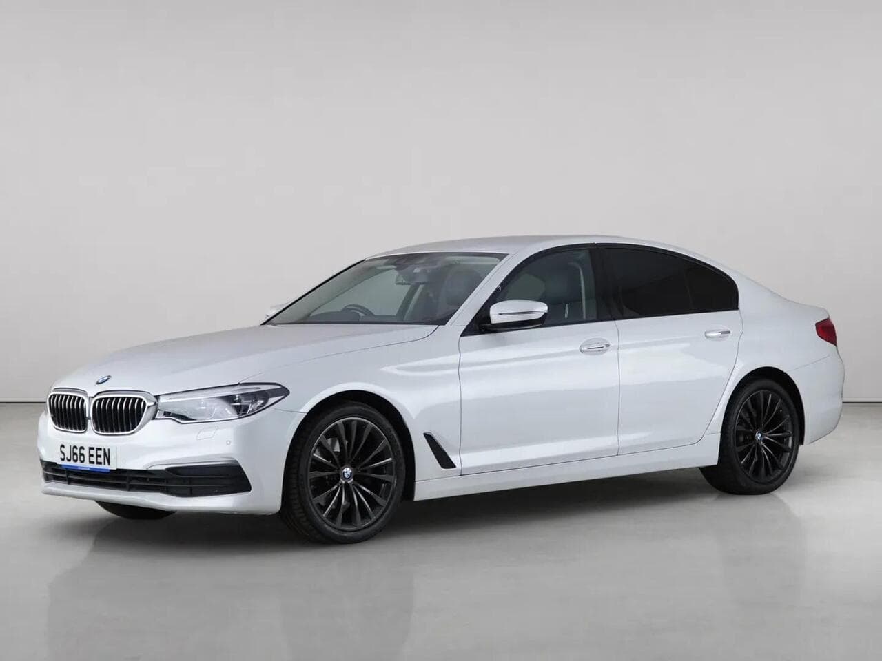 BMW 5 Series thumbnail Front Left