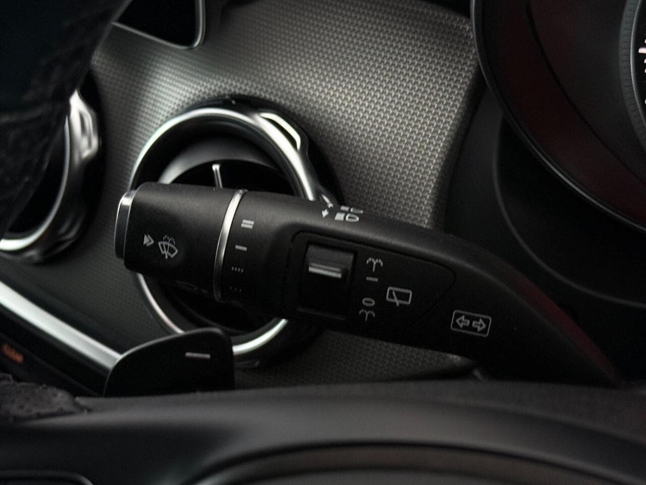 Mercedes-Benz GLA thumbnail Misc Controls