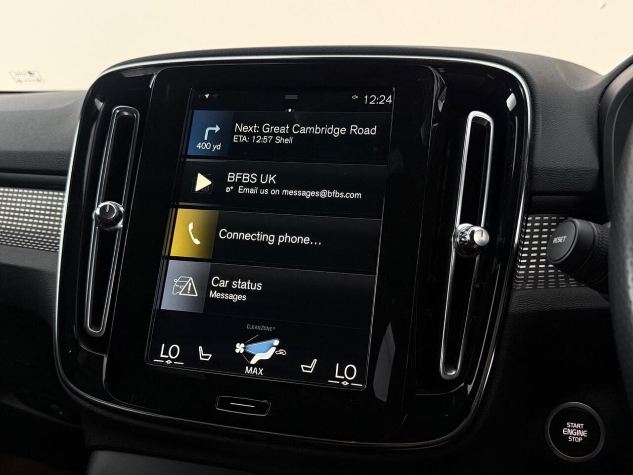 Volvo XC40 thumbnail Infotainment System