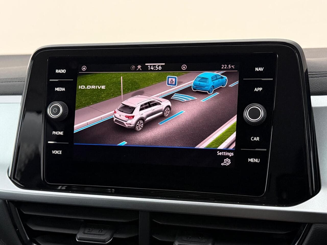 Volkswagen T-Roc thumbnail Infotainment System