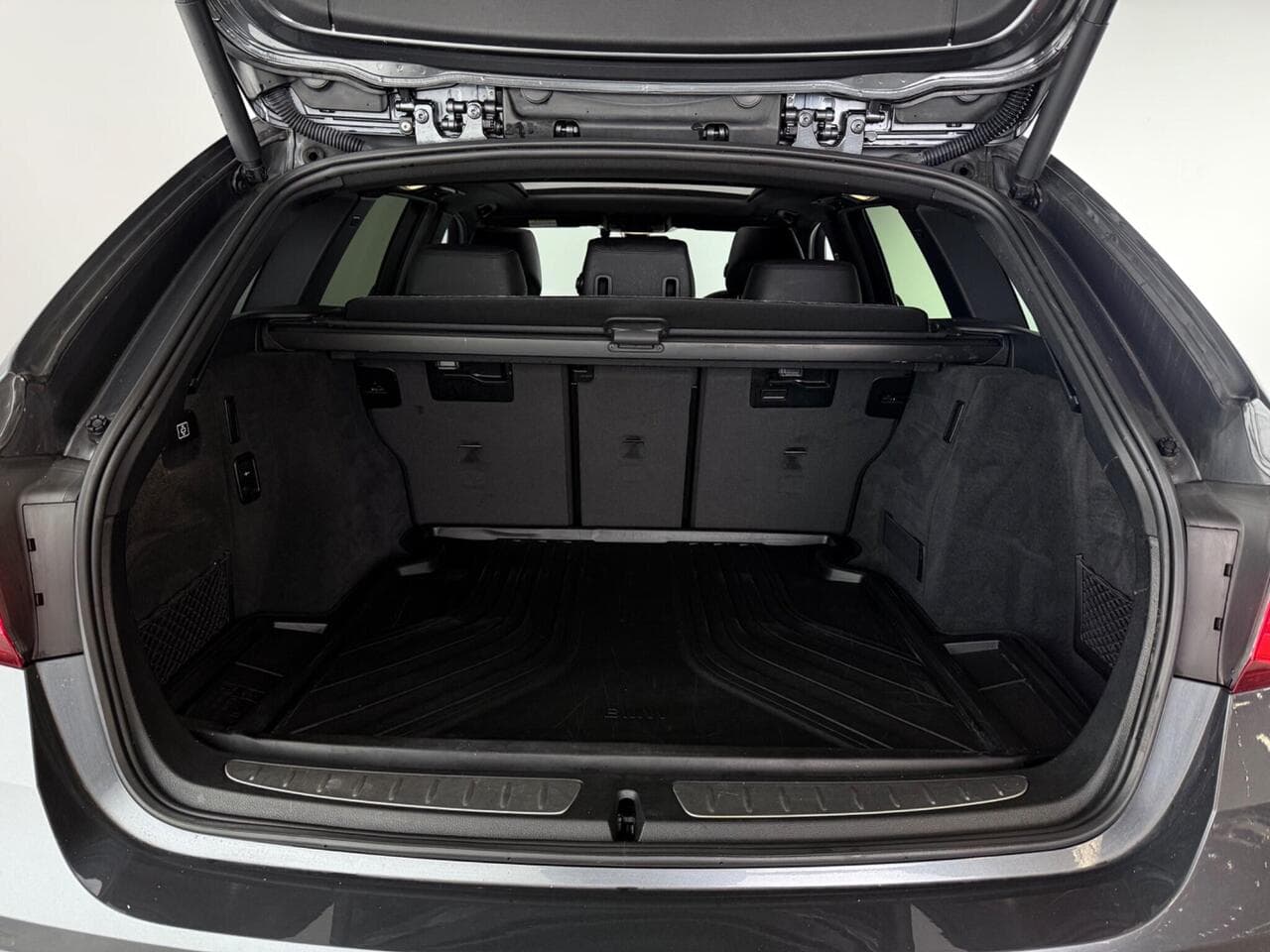 BMW 3 Series thumbnail Boot