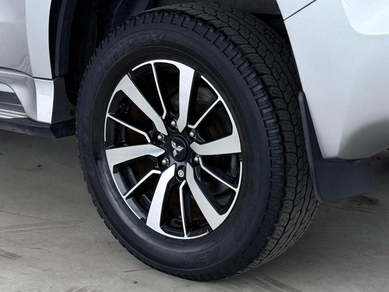 Mitsubishi Shogun Sport thumbnail Wheel