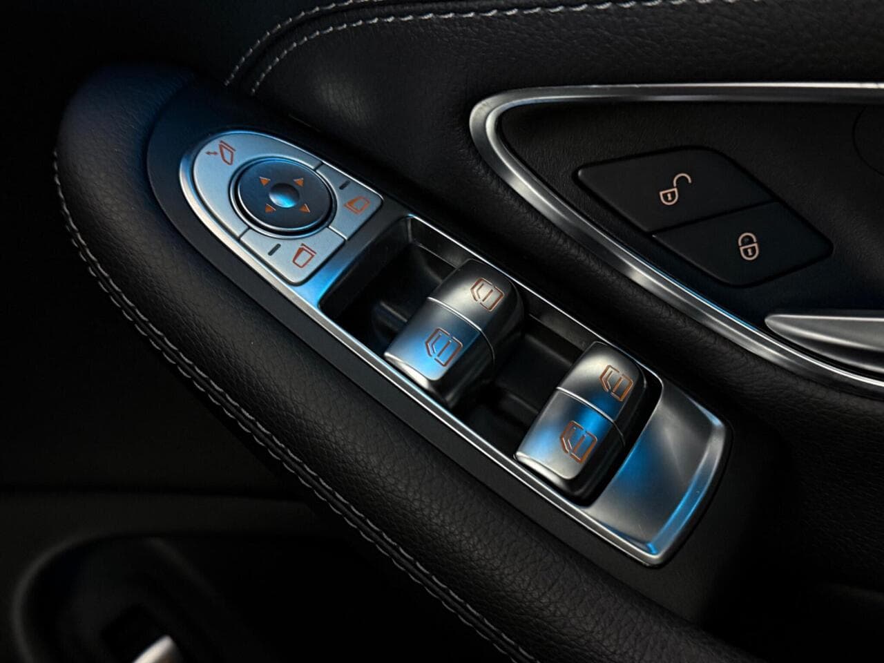 Mercedes-Benz C Class thumbnail Door Interior
